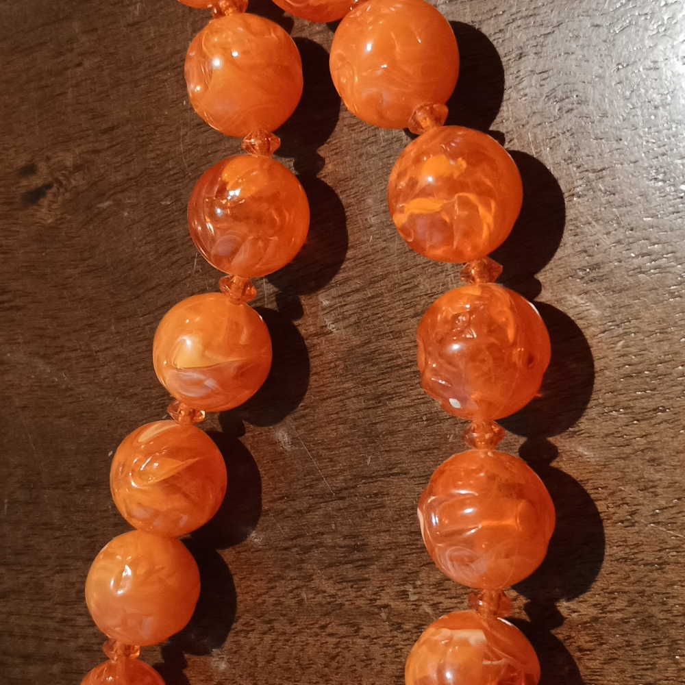 Groovy Orange Vintage 1950s To '70s Textured plastic necklace 16" And Earrings - Picture 3 of 7
